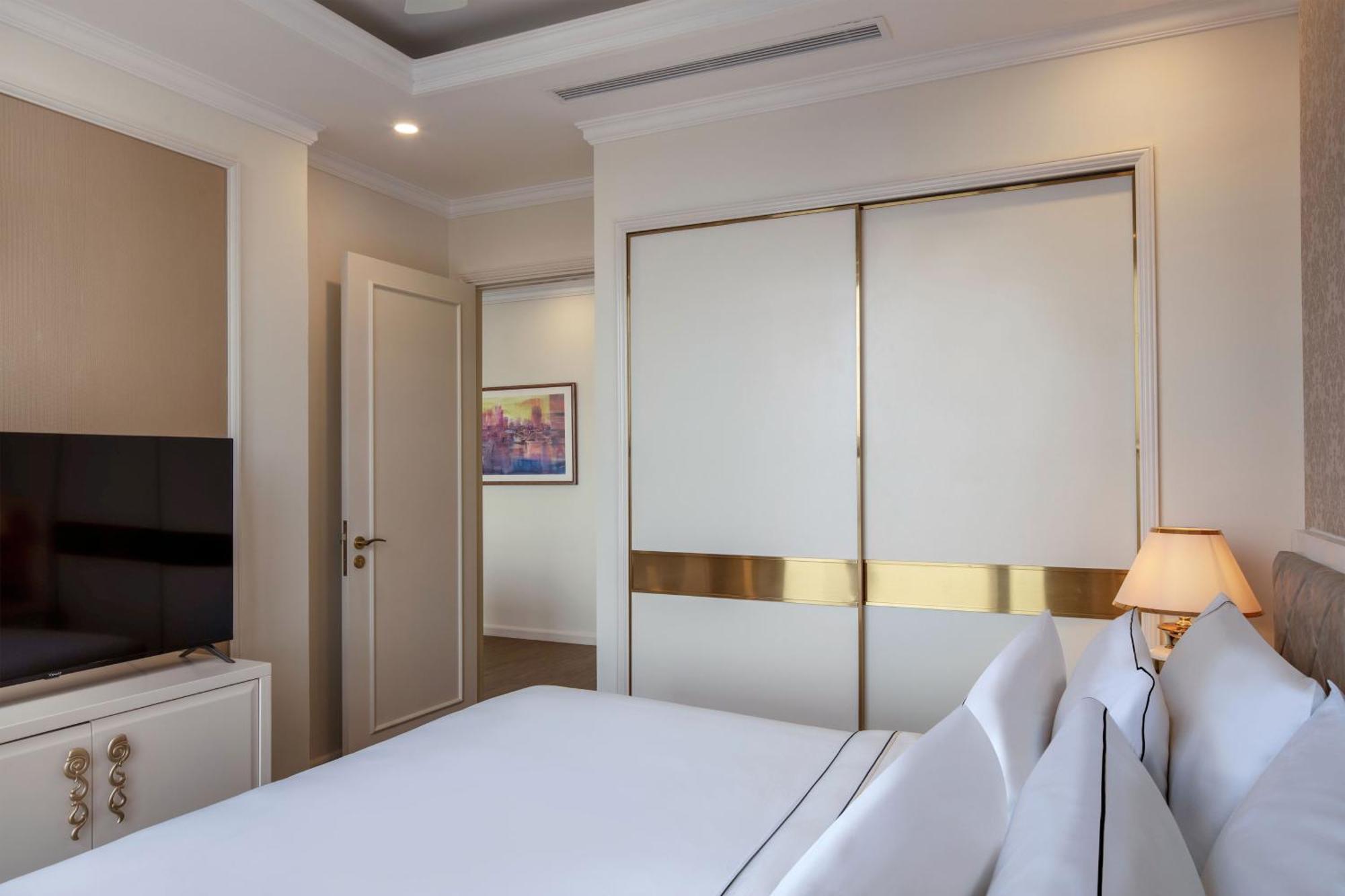 Melia Vinpearl Danang Riverfront Room photo A sliding door