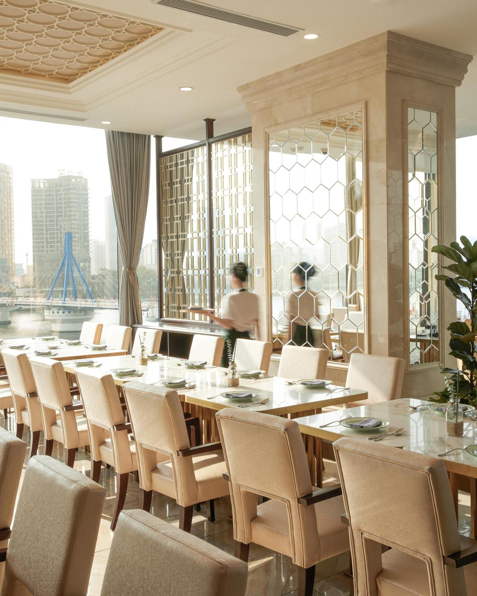 Melia Vinpearl Danang Riverfront Exterior photo The restaurant
