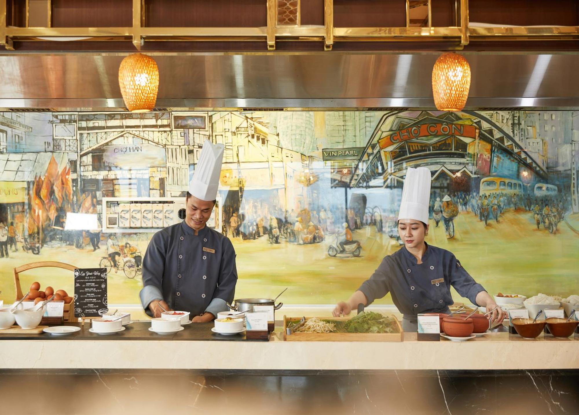 Melia Vinpearl Danang Riverfront Exterior photo Live kitchen