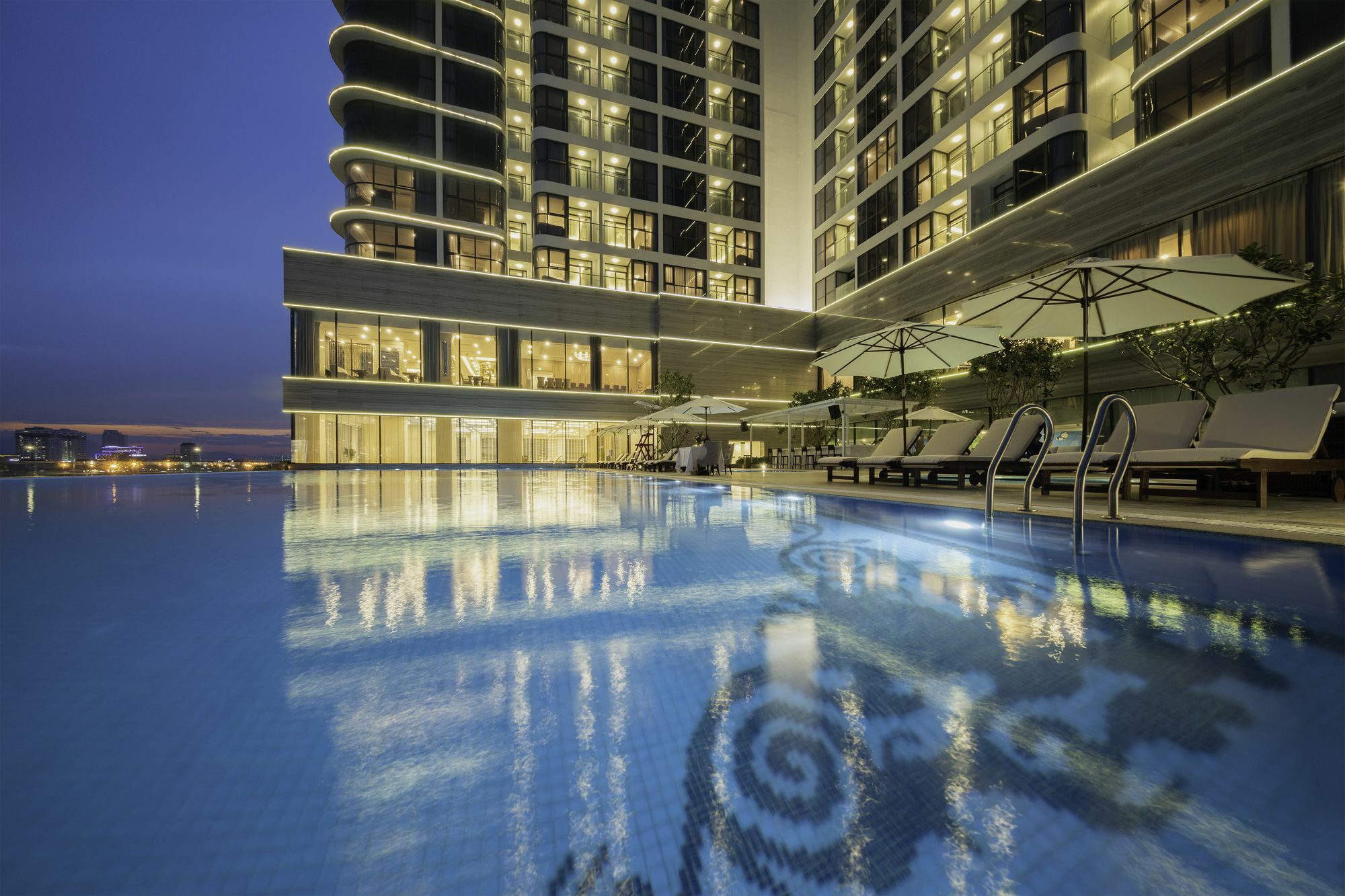 Melia Vinpearl Danang Riverfront Exterior photo The swimming pool at the hotel