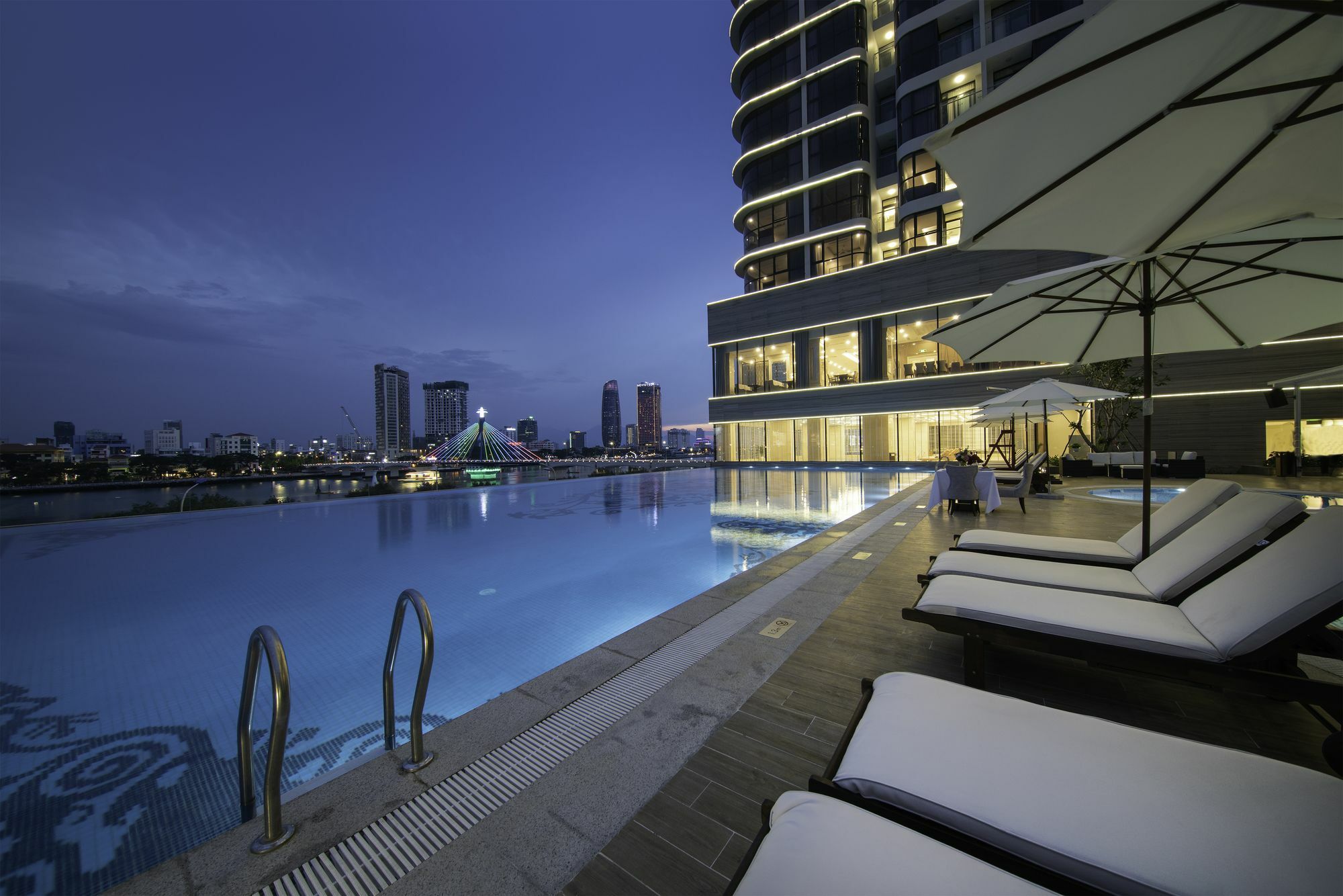 Melia Vinpearl Danang Riverfront Exterior photo The swimming pool at the hotel