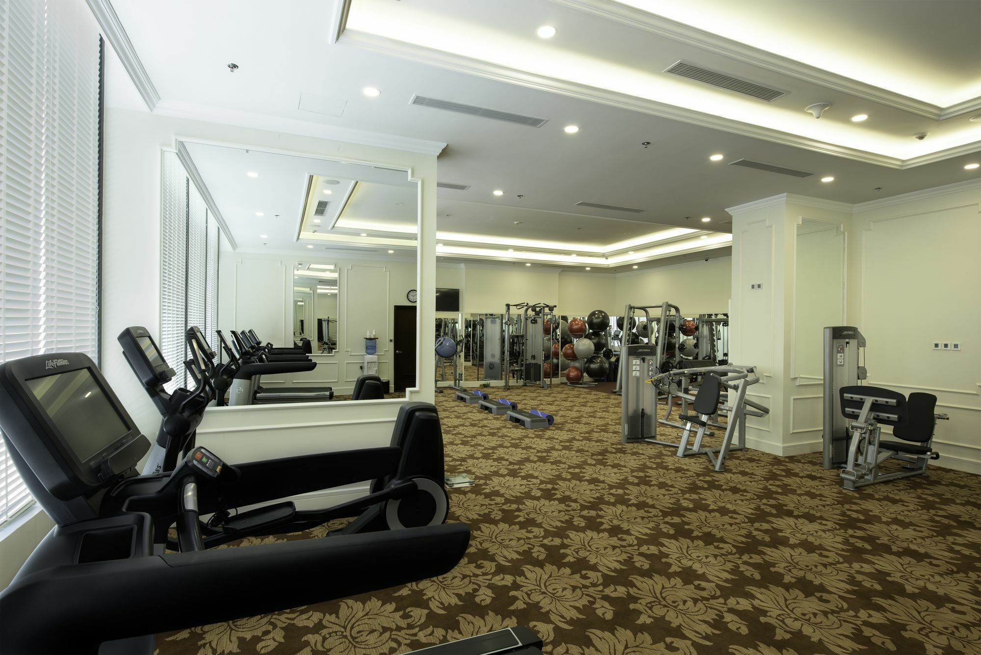 Melia Vinpearl Danang Riverfront Exterior photo The gym at the hotel