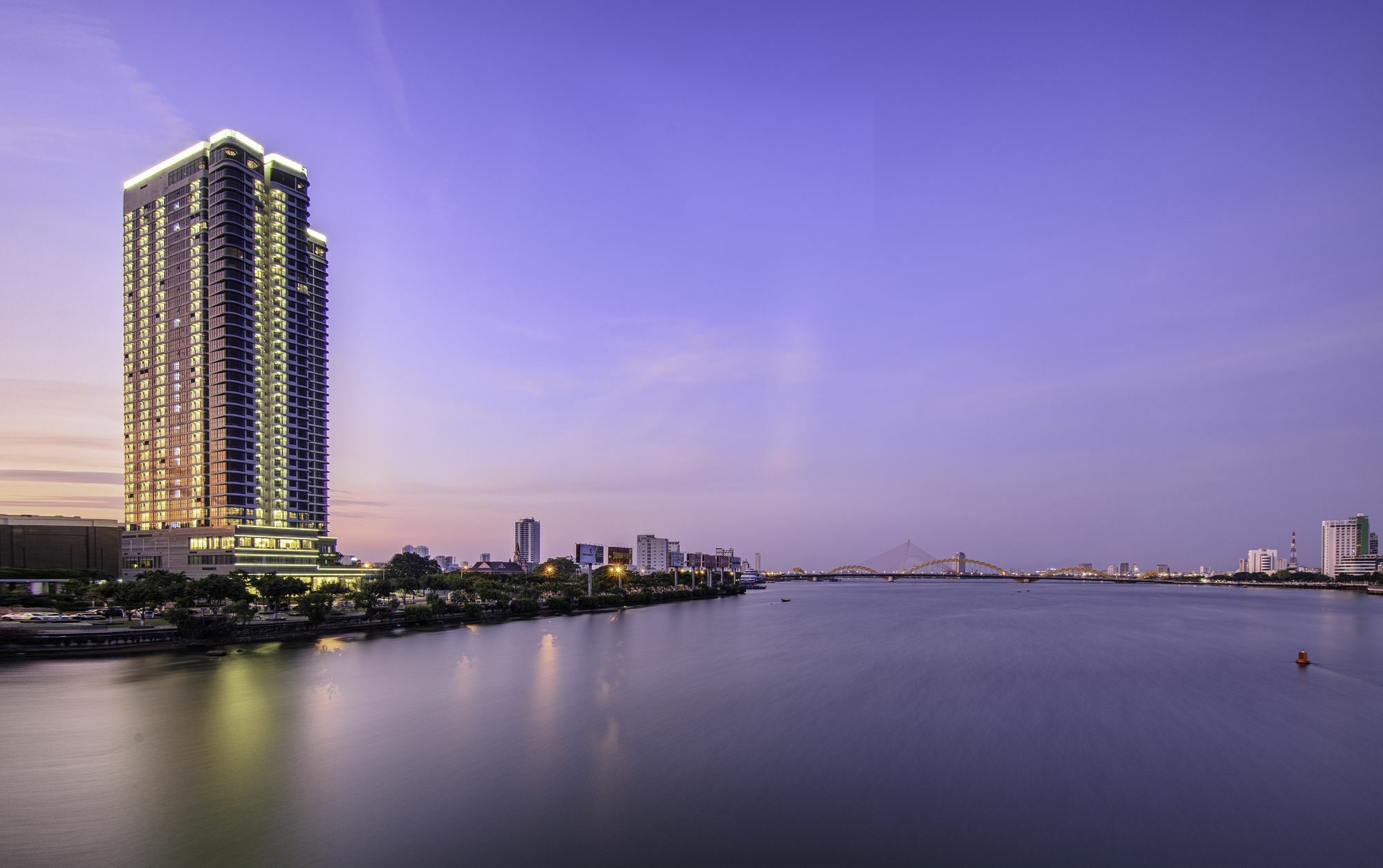 Melia Vinpearl Danang Riverfront Exterior photo View of the Chao Phraya River from the Rama IX Bridge