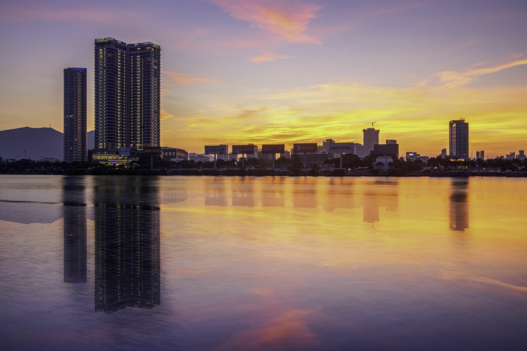 Melia Vinpearl Danang Riverfront Exterior photo View of the city from the river