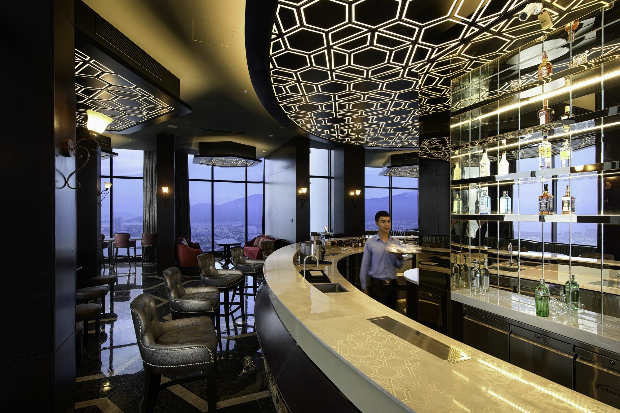 Melia Vinpearl Danang Riverfront Exterior photo The bar at the 39th floor